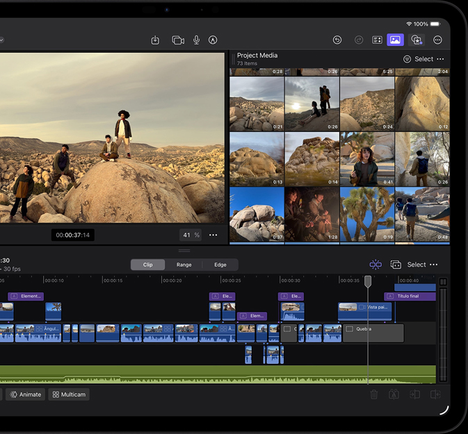 Parte da frente do iPad Pro preto-espacial na horizontal mostrando a interface do Final Cut Pro com um projeto de aventura no deserto aberto, foto de quatro pessoas em paisagem desértica com vários clipes de vídeo na tela e a timeline