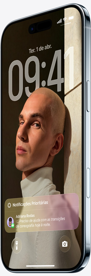 Dois aparelhos iPhone Air flutuando para cima, mostrando a Tela Bloqueada e o recurso de captura de tela com um evento do Calendário em uso