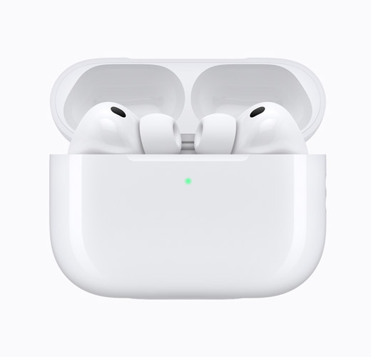 AirPods 4 dans un étui de recharge blanc ouvert