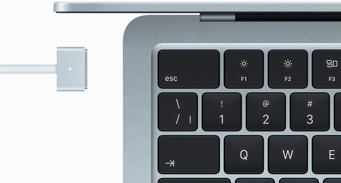 MacBook Air bleu ciel avec un câble MagSafe assorti