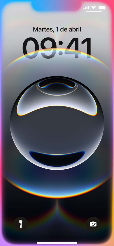 Una mano sostiene un iPhone 16e con bordes coloridos y brillantes alrededor de la pantalla bloqueada.