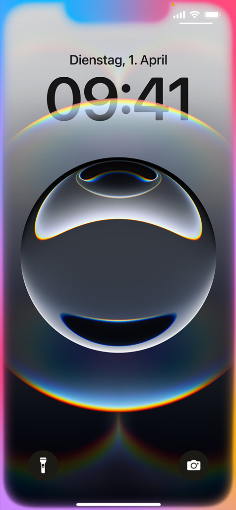 Eine Hand hält ein iPhone 16e mit mehrfarbigen leuchtenden Rändern um den Sperrbildschirm.