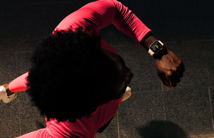 Eine Person checkt beim Laufen ihren Fortschritt in der Trainingsapp auf ihrer Apple Watch Series 11