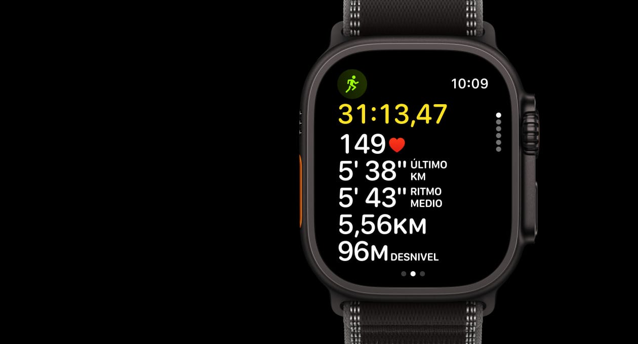 Apple Watch Ultra 3, color negro, caja de titanio, app Entreno, función Correr, lateral izquierdo, botón Acción, lateral derecho, Digital Crown, botón lateral, correa Loop Trail, color negro/carbón