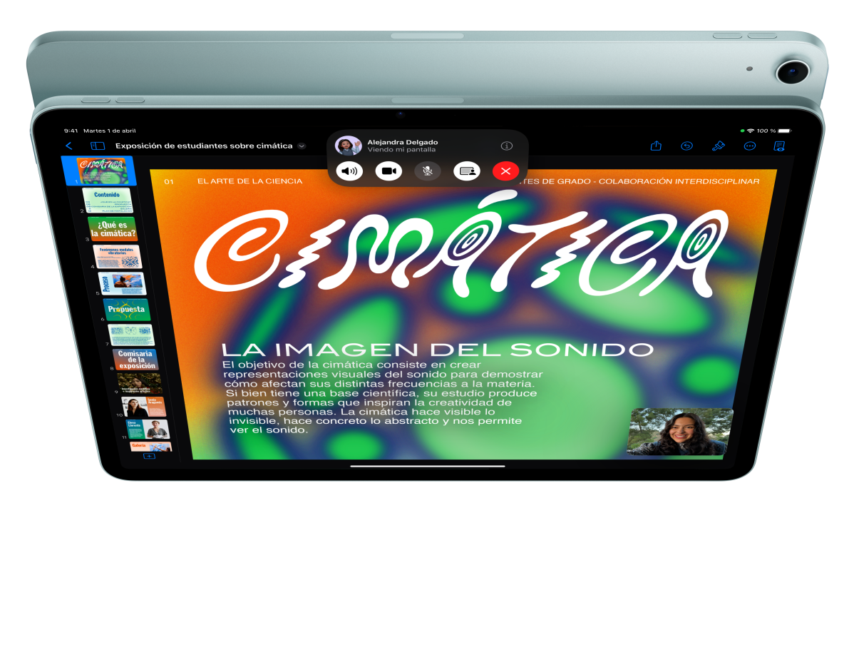 Vista frontal de un iPad Air que muestra cómo alguien hace una llamada FaceTime mientras consulta Keynote. Detrás se muestra la vista trasera de otro iPad Air.
