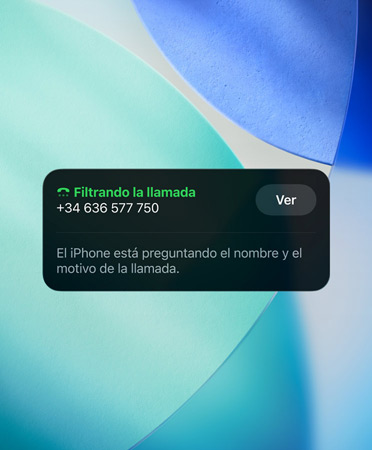 Widget de la app Teléfono que muestra cómo se filtra una llamada entrante. Se ve una cordillera como fondo de pantalla