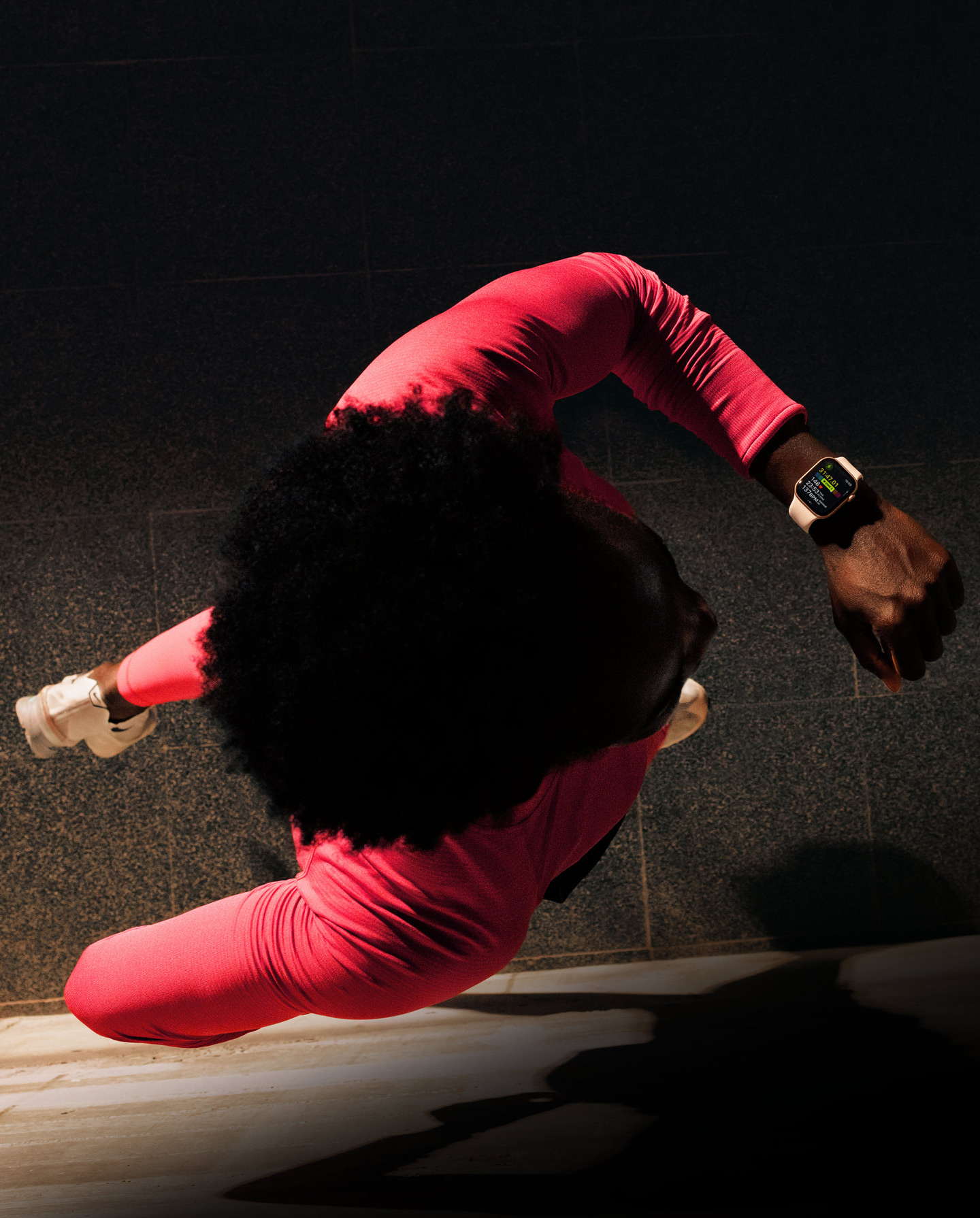 En person sjekker fremgangen i Trening-appen på Apple Watch Series 11 under en løpeøkt