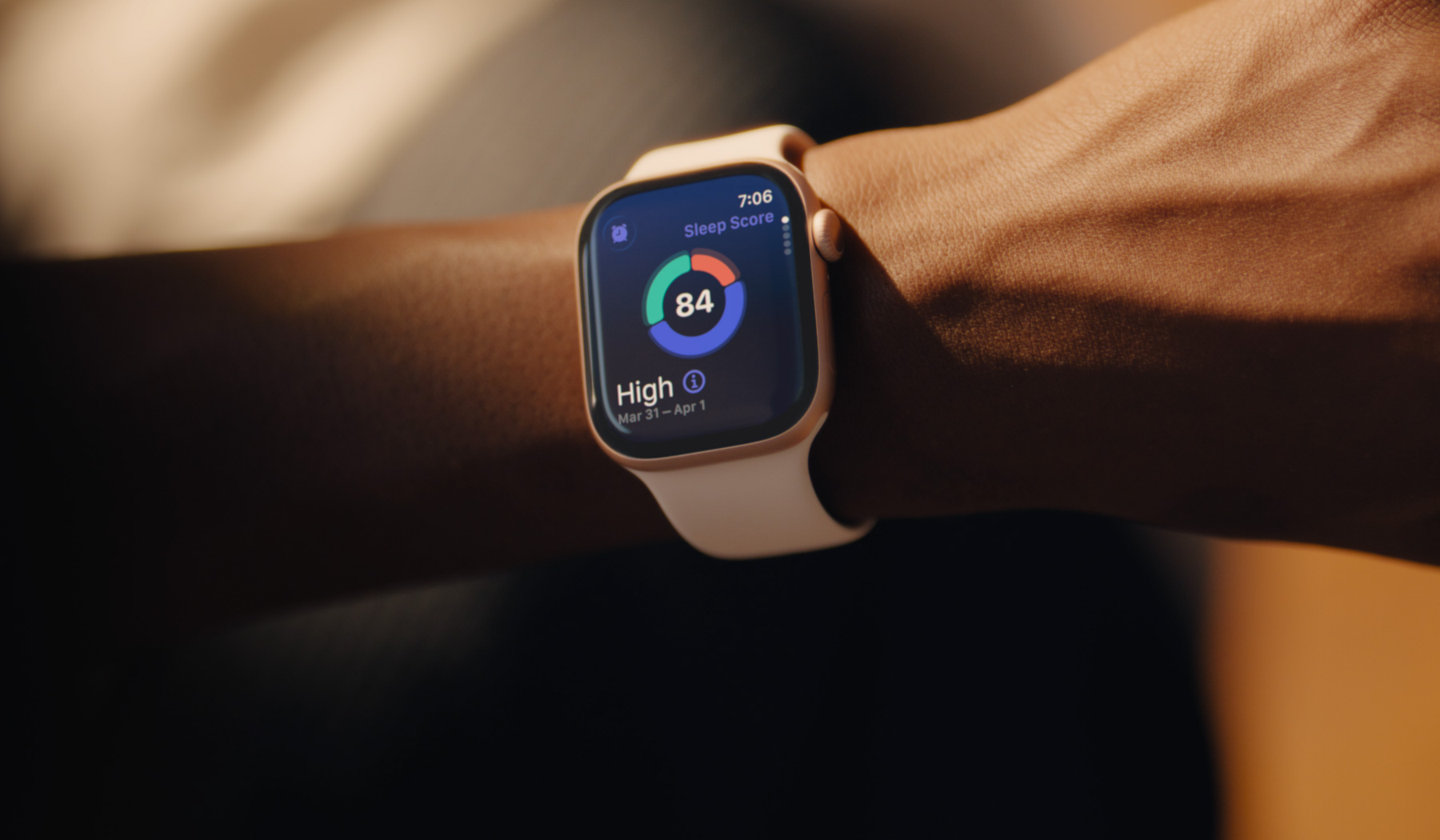 Una persona recibe una notificación de posible hipertensión en un Apple Watch Series 11
