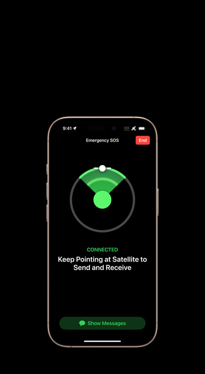 Demostración de la mensajería vía satélite en el iPhone 16 Pro en titanio color desierto