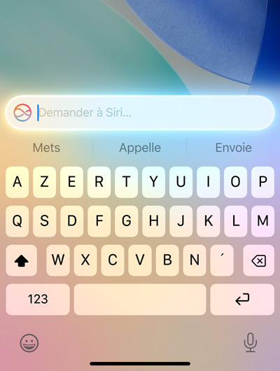 Un champ de texte au-dessus du clavier de l’iPhone indique « Demander à Siri ».