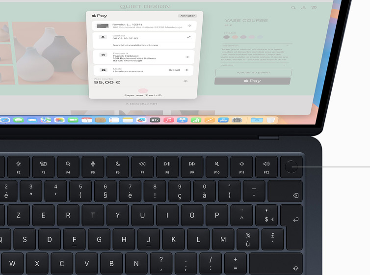 Un MacBook Air montrant une personne autoriser le paiement d’un achat en ligne avec Touch ID