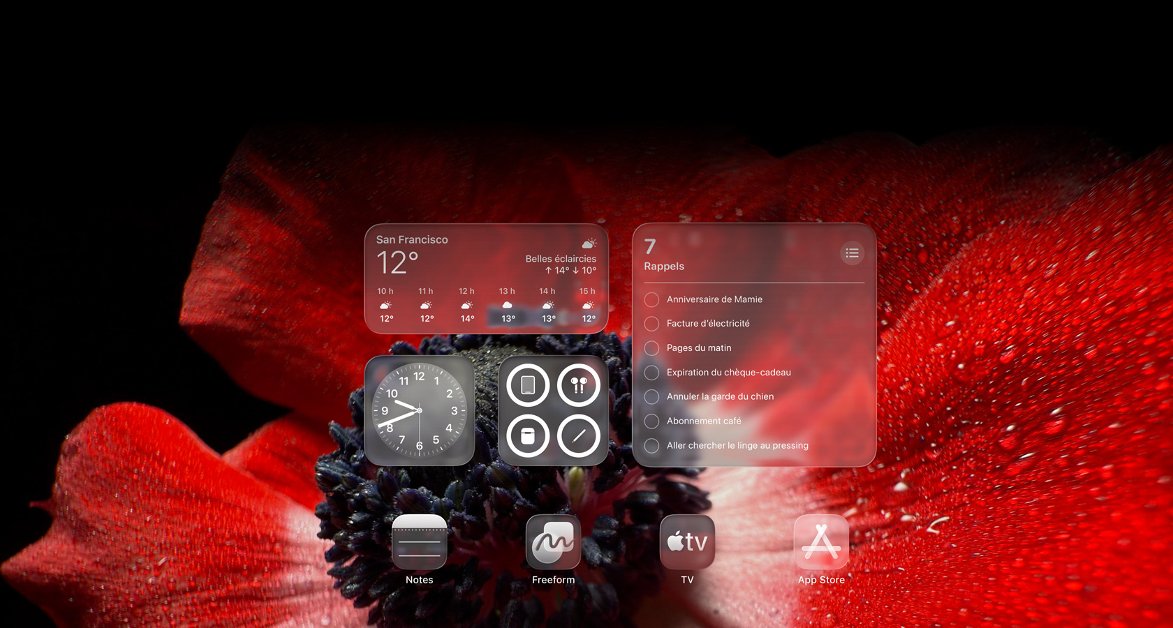 Écran verrouillé montrant les icônes des apps Météo, Rappels et Horloge en Liquid Glass translucide, réfractant l’arrière-plan