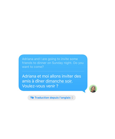 Traduction en direct dans Messages d’un SMS disant Adriana and I are going to invite some friends to dinner on Sunday night Do you dare to come? automatiquement traduit en espagnol