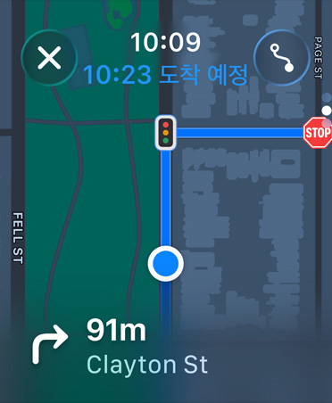 지도 앱에서 화면 하단에 네비게이션 안내가 표시된 모습