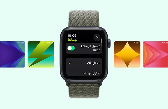 Apple&nbsp;Watch&nbsp;SE&nbsp;3 بإطار من الألومنيوم ولون سماء الليل، واقتراحات قائمة تشغيل التمارين في Apple&nbsp;Music، وحزام Loop رياضي بلون أخضر الغابات