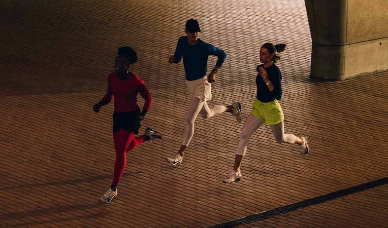 شخصان يرتديان Apple Watch Series 11 ويركضان