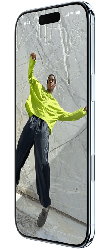 iPhone Air, predná vonkajšia strana, bočná vonkajšia strana s apkami, ako Mapy, Hudba a Apple TV+, zobrazuje sa používanie funkcie prepínača apiek