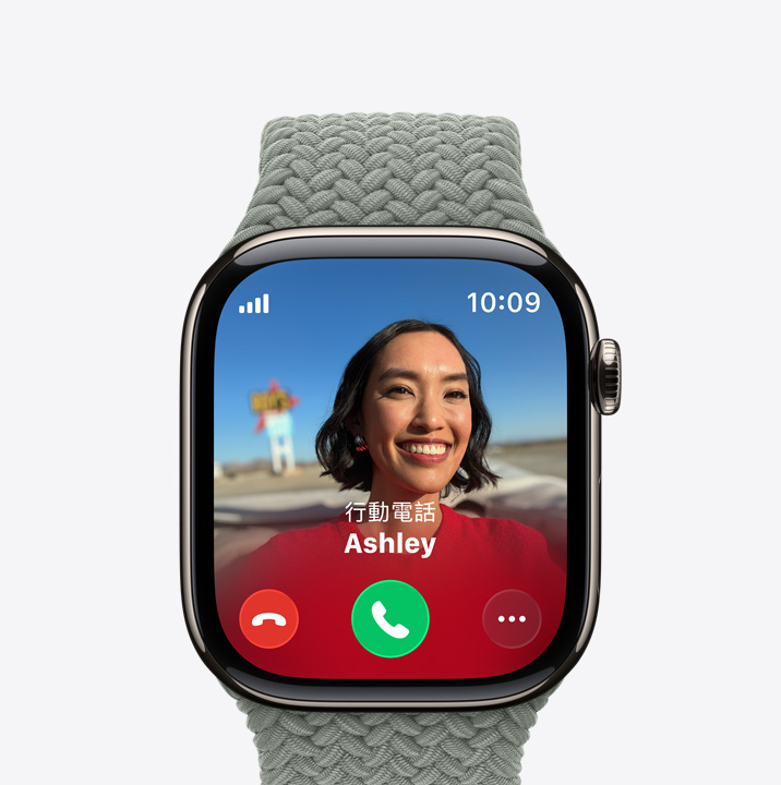 Apple Watch Series 11，展示原色鈦金屬錶殼，搭配森林色編織單圈錶環，螢幕顯示來電畫面、聯絡人照片、接聽及拒接來電按鈕，機身右側展示數位錶冠