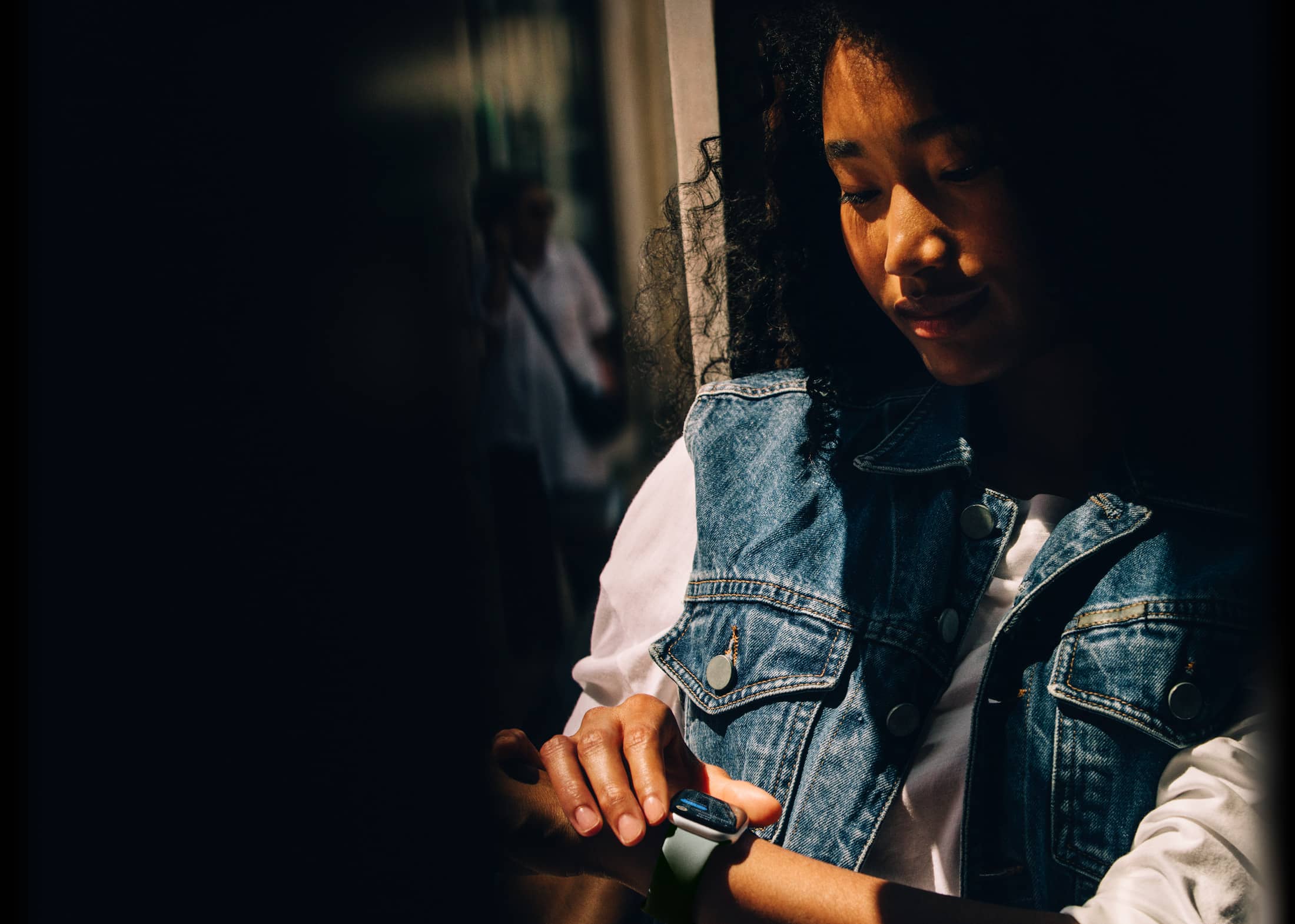 O persoană verifică Mesaje pe Apple Watch Series 11