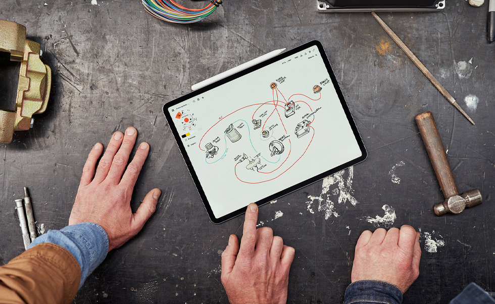 A equipe usa o iPhone, o iPad e o Apple Pencil para escanear veículos, criar esquemas ilustrados e projetar modelos 3D.