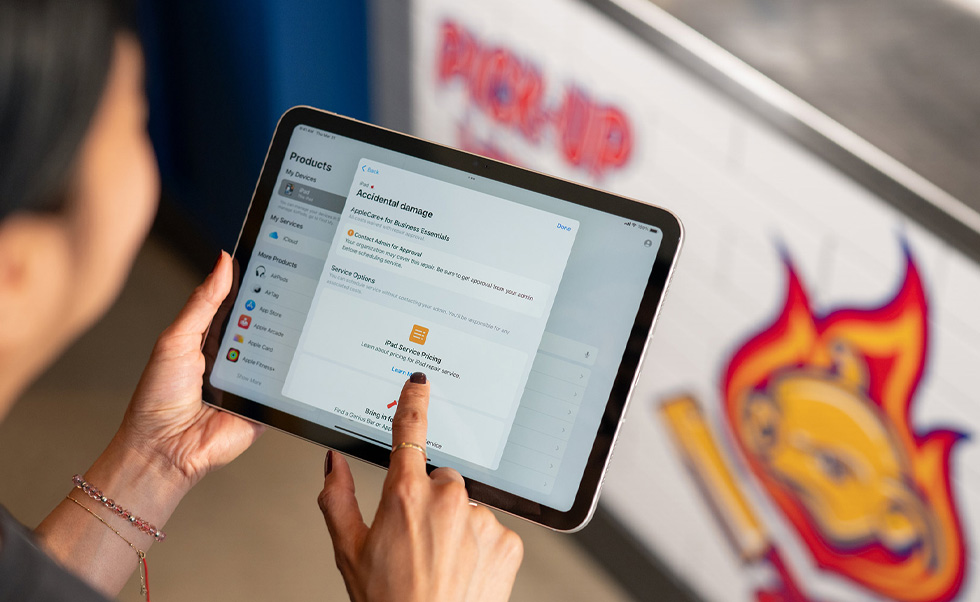 一名員工使用適用於「商務必備」的 AppleCare+ 服務申請維修