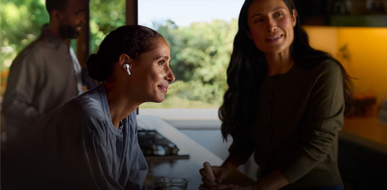 一位女士戴著 AirPods 2。