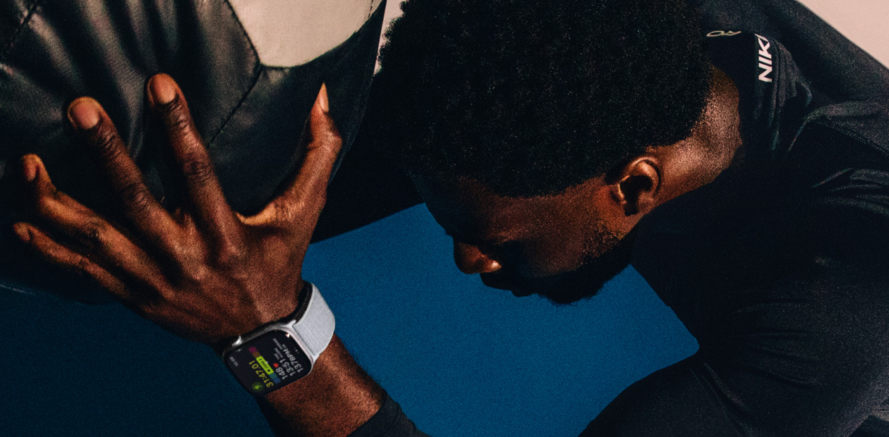 一位男士戴著 Apple Watch 做運動。