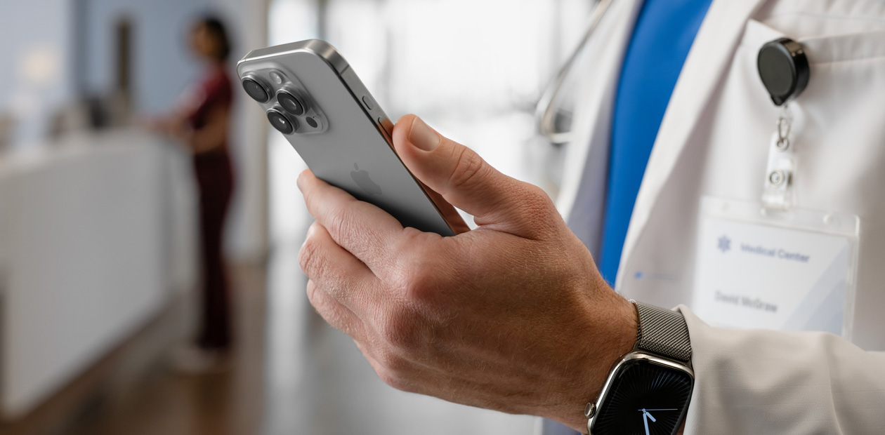 Un iPhone nella mano di un medico.