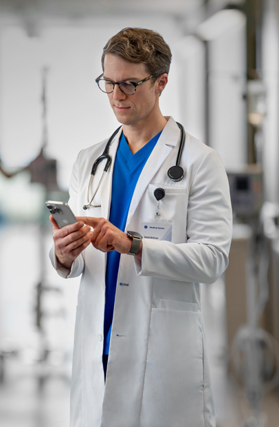 Il polso di un infermiere con un Apple Watch su cui appare l’avviso relativo a un farmaco dall’app Epic.