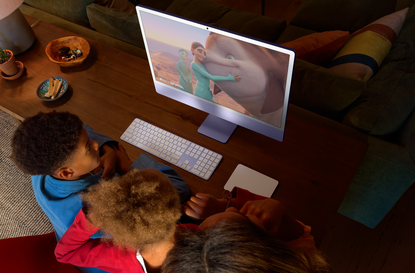 Tres niños mirando WondLa en un iMac