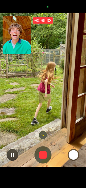 Das iPhone 17 verwendet Front- und Rückkamera für ein Video mit doppelter Aufnahme eines jungen Mädchens, das rennt, während ein Mann zuschaut