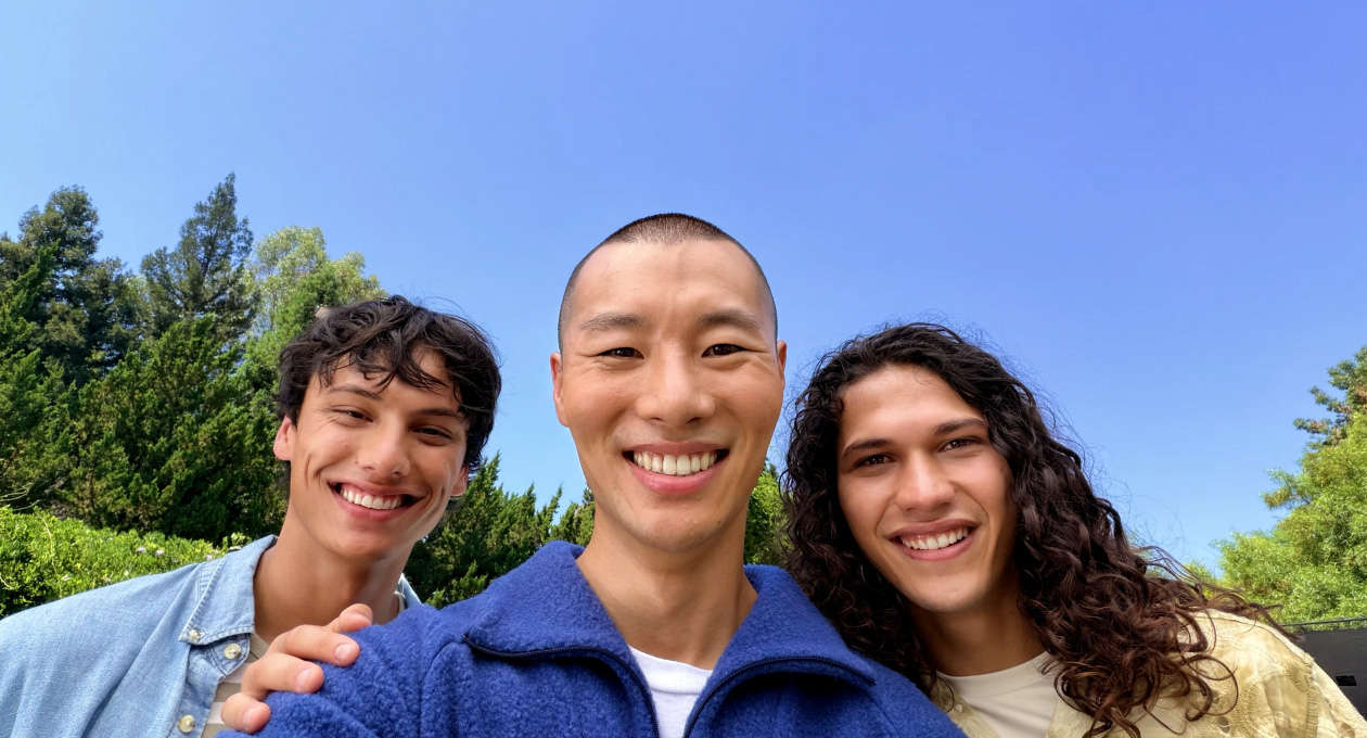 Gruppenselfie mit dem Feature Automatische Ausrichtung für Fotos.