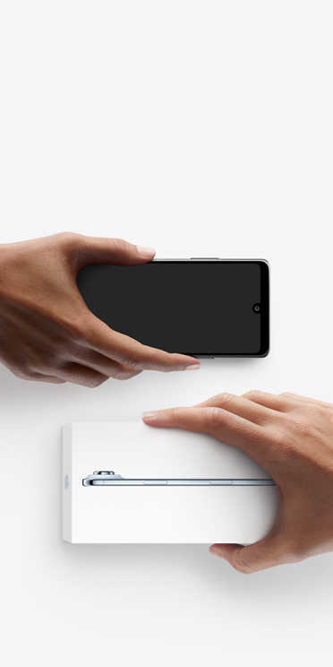 يدان تتبادلان هاتفين، هاتف Android على اليسار من دون علبة، وعلى اليمين iPhone&nbsp;Air جديد داخل علبته