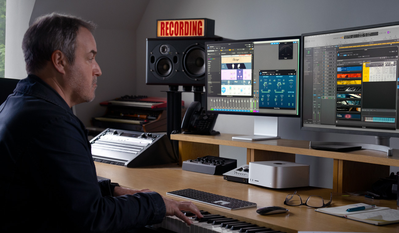 Une personne fait du mixage audio avec un piano sur Mac Studio avec Studio Display