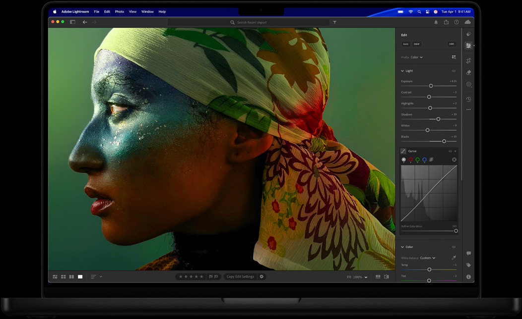 MacBook Pro met op het scherm een foto van een vrouw die wordt bewerkt in Adobe Lightroom