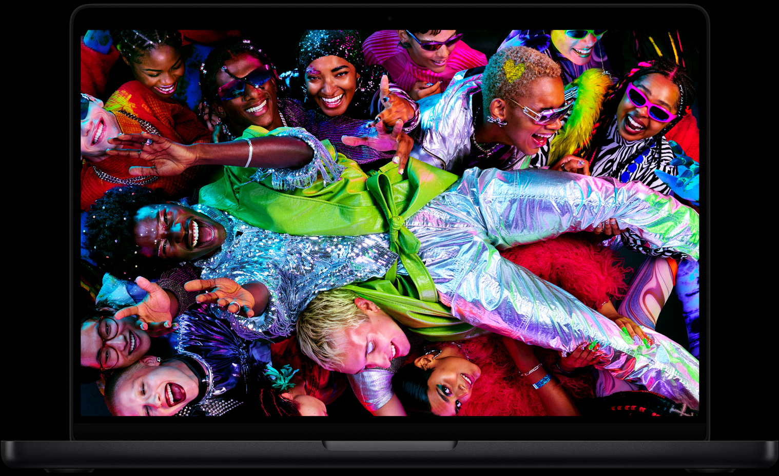 Kleurrijk scherm op een MacBook Pro van iemand die crowdsurft op een feestje, ter illustratie van het levendige Liquid Retina XDR-display
